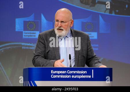 Bruxelles, Belgique. 26th octobre 2022. Le commissaire européen Deal Frans Timmermans et le commissaire européen Virginijus Sinkevicius s'adoptions à une conférence de presse au siège de l'UE à Bruxelles, Belgique, le 26 octobre 2022. Crédit: ALEXANDROS MICHAILIDIS/Alamy Live News Banque D'Images