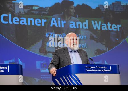 Bruxelles, Belgique. 26th octobre 2022. Le commissaire européen Deal Frans Timmermans et le commissaire européen Virginijus Sinkevicius s'adoptions à une conférence de presse au siège de l'UE à Bruxelles, Belgique, le 26 octobre 2022. Crédit: ALEXANDROS MICHAILIDIS/Alamy Live News Banque D'Images