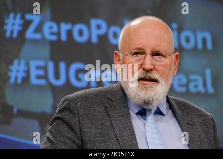 Bruxelles, Belgique. 26th octobre 2022. Le commissaire européen Deal Frans Timmermans et le commissaire européen Virginijus Sinkevicius s'adoptions à une conférence de presse au siège de l'UE à Bruxelles, Belgique, le 26 octobre 2022. Crédit: ALEXANDROS MICHAILIDIS/Alamy Live News Banque D'Images