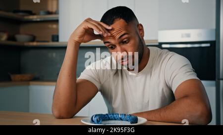 Triste déception échec malheureux africain sport homme sportif gars Latino mâle insatisfait avec la forme du corps perte de poids croissance musculaire régime alimentaire Banque D'Images