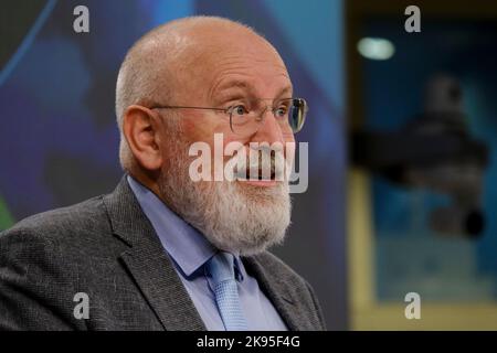 Bruxelles, Belgique. 26th octobre 2022. Le commissaire européen Deal Frans Timmermans et le commissaire européen Virginijus Sinkevicius s'adoptions à une conférence de presse au siège de l'UE à Bruxelles, Belgique, le 26 octobre 2022. Crédit: ALEXANDROS MICHAILIDIS/Alamy Live News Banque D'Images