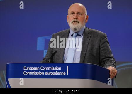 Bruxelles, Belgique. 26th octobre 2022. Le commissaire européen Deal Frans Timmermans et le commissaire européen Virginijus Sinkevicius s'adoptions à une conférence de presse au siège de l'UE à Bruxelles, Belgique, le 26 octobre 2022. Crédit: ALEXANDROS MICHAILIDIS/Alamy Live News Banque D'Images