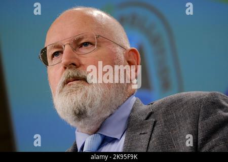 Bruxelles, Belgique. 26th octobre 2022. Le commissaire européen Deal Frans Timmermans et le commissaire européen Virginijus Sinkevicius s'adoptions à une conférence de presse au siège de l'UE à Bruxelles, Belgique, le 26 octobre 2022. Crédit: ALEXANDROS MICHAILIDIS/Alamy Live News Banque D'Images