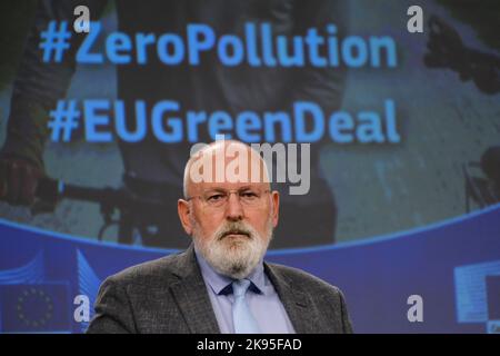 Bruxelles, Belgique. 26th octobre 2022. Le commissaire européen Deal Frans Timmermans et le commissaire européen Virginijus Sinkevicius s'adoptions à une conférence de presse au siège de l'UE à Bruxelles, Belgique, le 26 octobre 2022. Crédit: ALEXANDROS MICHAILIDIS/Alamy Live News Banque D'Images