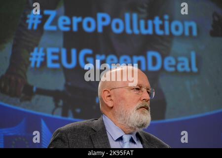 Bruxelles, Belgique. 26th octobre 2022. Le commissaire européen Deal Frans Timmermans et le commissaire européen Virginijus Sinkevicius s'adoptions à une conférence de presse au siège de l'UE à Bruxelles, Belgique, le 26 octobre 2022. Crédit: ALEXANDROS MICHAILIDIS/Alamy Live News Banque D'Images