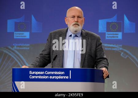 Bruxelles, Belgique. 26th octobre 2022. Le commissaire européen Deal Frans Timmermans et le commissaire européen Virginijus Sinkevicius s'adoptions à une conférence de presse au siège de l'UE à Bruxelles, Belgique, le 26 octobre 2022. Crédit: ALEXANDROS MICHAILIDIS/Alamy Live News Banque D'Images