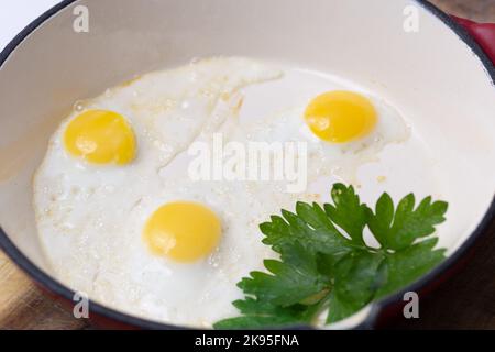 œufs de caille frits avec persil Banque D'Images