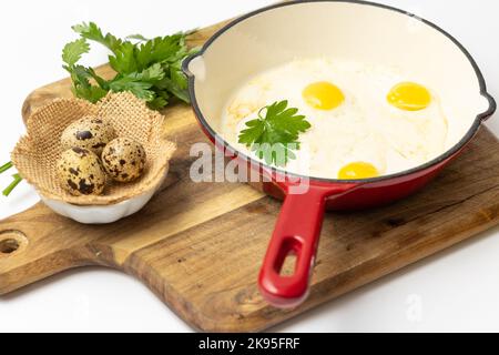 œufs de caille frits avec persil Banque D'Images