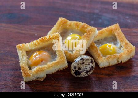 Caille sandwich aux œufs sur une planche en bois Banque D'Images