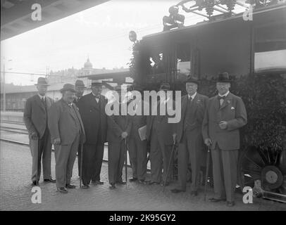 Photo prise en même temps que la visite de Julius Dorpmüller en Suède. Dorpmüller, d'autres de droite sur la photo, était directeur général de la Deutsche Reichsbahn et ministre des Transports pendant le gouvernement national nazi au moment de la visite. Troisième à droite se trouve le chef des chemins de fer de Stettin, Friedrich Lohse. Axel Granholm, alors directeur général des chemins de fer de l'État, se trouve à l'extrême droite. Locomotive électrique ornée de fleurs appartenant aux chemins de fer de l'État, SJ DS 330. Banque D'Images