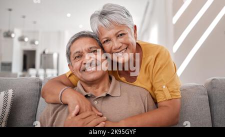 Portrait de l'amour des aînés, les grands-parents sourient sur le canapé et les vieux couples se détendent à la maison en retraite heureuse. Homme âgé, grand-mère dans le canapé et sourire Banque D'Images