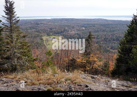 Vue vers St Andrews et la baie de Passamaquoddy depuis le sommet de Chamcook Mountain. Banque D'Images