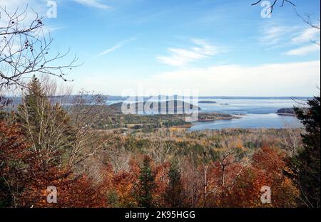 Vue vers St Andrews et la baie de Passamaquoddy depuis le sommet de Chamcook Mountain. Banque D'Images