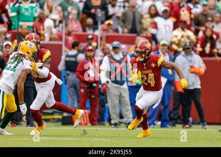 Dimanche, 23 octobre 2022 ; Landover, MD, États-Unis; Washington Commanders en course de retour Antonio Gibson (24) court avec le ballon lors d'un match de la NFL contre le Banque D'Images