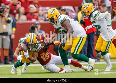 Dimanche, 23 octobre 2022 ; Landover, MD, Etats-Unis; le grand receveur des Washington Commanders Dax Milne (15) perd la balle et elle est récupérée par Green Bay Packe Banque D'Images