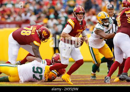 Dimanche, 23 octobre 2022 ; Landover, MD, USA; Washington Commanders quarterback Taylor Heinicke (4) brouille avec la balle hors de la poche pendant un Banque D'Images