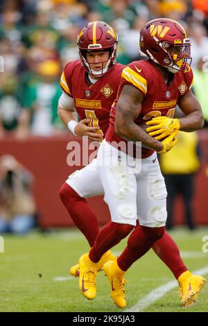 Dimanche, 23 octobre 2022 ; Landover, MD, États-Unis; Washington Commanders en course de retour Antonio Gibson (24) court avec le ballon lors d'un match de la NFL contre le Banque D'Images