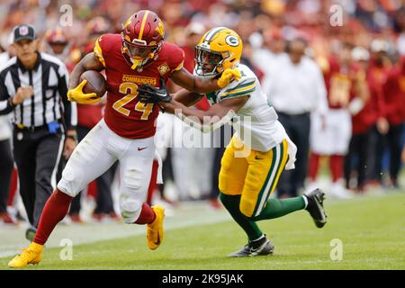 Dimanche, 23 octobre 2022 ; Landover, MD, États-Unis; Washington Commanders en course de retour Antonio Gibson (24) court avec le ballon lors d'un match de la NFL contre le Banque D'Images