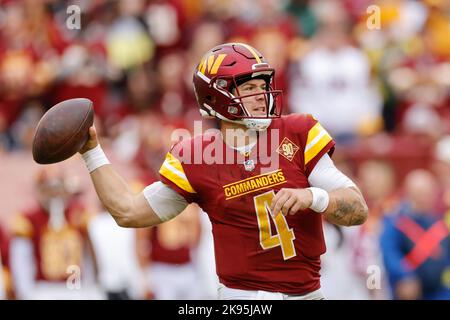 Dimanche, 23 octobre 2022 ; Landover, MD, USA; le quarterback des Washington Commanders Taylor Heinicke (4) revient à passer lors d'un match de la NFL contre le Banque D'Images