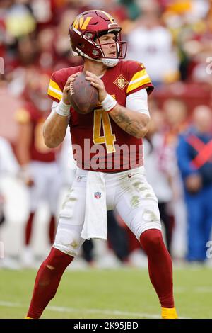 Dimanche, 23 octobre 2022 ; Landover, MD, USA; le quarterback des Washington Commanders Taylor Heinicke (4) revient à passer lors d'un match de la NFL contre le Banque D'Images