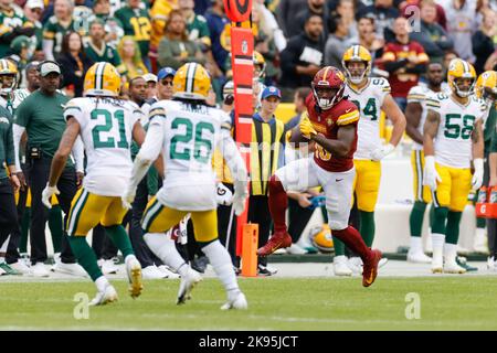 Dimanche, 23 octobre 2022 ; Landover, MD, Etats-Unis; Curtis Samuel (10), grand receveur des Washington Commanders, court avec le ballon lors d'un match de la NFL contre le Banque D'Images