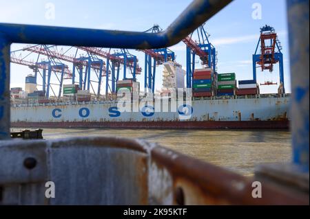 Hambourg, Allemagne. 26th octobre 2022. Le navire-conteneur 'Cosco Pride' de la compagnie maritime Cosco Shipping est amarré au terminal de conteneurs de Tollerort. Le cabinet allemand a convenu d'un compromis dans le conflit concernant l'implication de la Chine dans un terminal à conteneurs dans le port de Hambourg. Credit: Jonas Walzberg/dpa/Alay Live News Banque D'Images