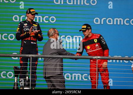 AUSTIN, TEXAS, ÉTATS-UNIS SUR 23. OCTOBRE 2022; PODIUM avec le vainqueur de la course #1, Max VERSTAPPEN, NDL, Oracle Red Bull Racing, 3rd place #16, Charles LECLERC, MCO, Team Scuderia Ferrari lors du Grand Prix F1 à Austin, TEXAS, USA 2022, circuit of the Americas, US F1 GP, Formel 1, Formule 1 - Grand Prix de Formule 1 sur 23 octobre à Austin Texas - image payante - crédit photo: © Irwen SONG/ATP images crédit: SPP Sport Press photo. /Alamy Live News Banque D'Images