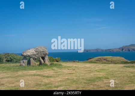 Un Carreg Samson un dolmen néolithique de 5000 ans près du chemin de la côte du Pembrokeshire au pays de Galles Banque D'Images