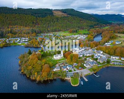 Vue aérienne des couleurs de l'automne à Kenmore sur le Loch Tay, Perth et Kinross, Écosse, Royaume-Uni Banque D'Images