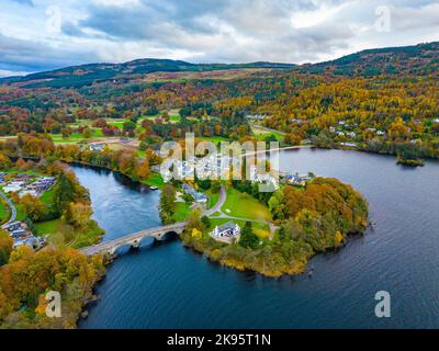 Vue aérienne des couleurs de l'automne à Kenmore sur le Loch Tay, Perth et Kinross, Écosse, Royaume-Uni Banque D'Images