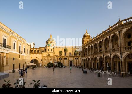 Italie, Sicile, Mazara del Vallo. Piazza Della Repubblica avec la Cathédrale del Santissimo Salvatore à la fin Banque D'Images