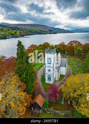 Vue aérienne des couleurs de l'automne à Kenmore sur le Loch Tay, Perth et Kinross, Écosse, Royaume-Uni Banque D'Images