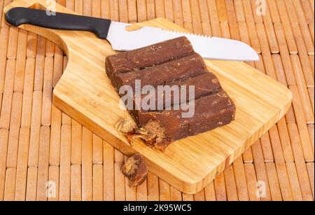 Panela - mélasse dure de canne à sucre en copeaux; Saccharum officinarum Banque D'Images