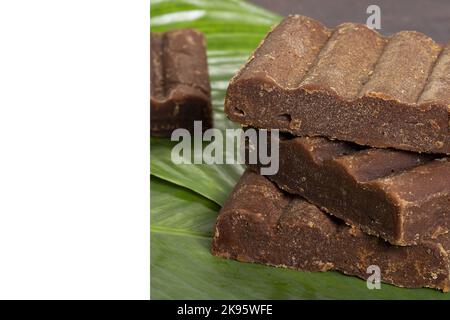 Panela - mélasse dure de canne à sucre en chips Saccharum officinarum; photo avec bande blanche pour le texte Banque D'Images