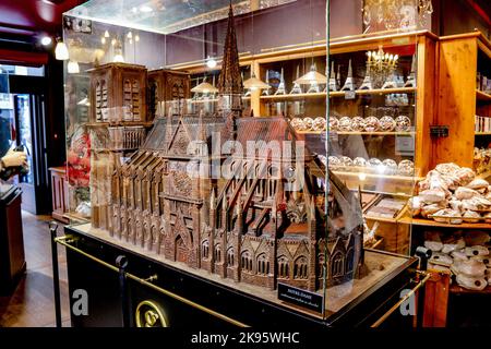 Un grand modèle de chocolat de la cathédrale notre-Dame dans un magasin de bonbons à Paris, un concept de consumérisme Banque D'Images