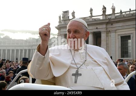 Vatican, Vatican. 26th octobre 2022. Italie, Rome, Vatican, 22/10/26 le pape François lors de son audience générale hebdomadaire sur la place Saint-Pierre au Vatican Photographie par Vatican Media/Catholic Press photo. LIMITÉ À L'USAGE ÉDITORIAL - PAS DE MARKETING - PAS DE CAMPAGNES PUBLICITAIRES crédit: Agence de photo indépendante/Alamy Live News Banque D'Images