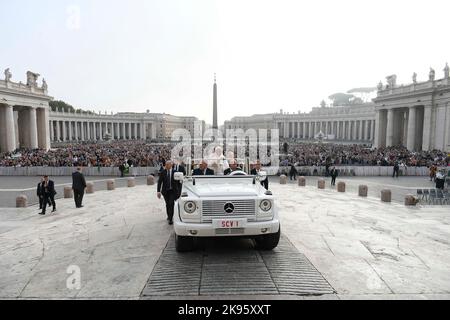 Vatican, Vatican. 26th octobre 2022. Italie, Rome, Vatican, 22/10/26 le pape François lors de son audience générale hebdomadaire sur la place Saint-Pierre au Vatican Photographie par Vatican Media/Catholic Press photo. LIMITÉ À L'USAGE ÉDITORIAL - PAS DE MARKETING - PAS DE CAMPAGNES PUBLICITAIRES crédit: Agence de photo indépendante/Alamy Live News Banque D'Images