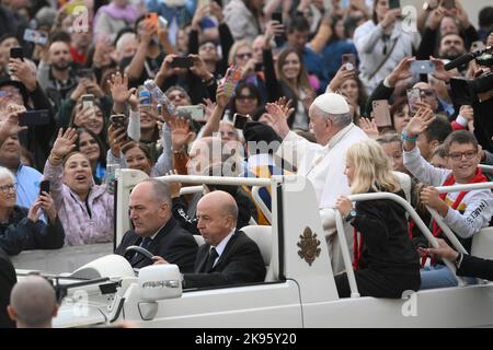 Vatican, Vatican. 26th octobre 2022. Italie, Rome, Vatican, 22/10/26 le pape François lors de son audience générale hebdomadaire sur la place Saint-Pierre au Vatican Photographie par Vatican Media/Catholic Press photo. LIMITÉ À L'USAGE ÉDITORIAL - PAS DE MARKETING - PAS DE CAMPAGNES PUBLICITAIRES crédit: Agence de photo indépendante/Alamy Live News Banque D'Images