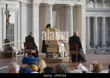 Vatican, Vatican. 26th octobre 2022. Italie, Rome, Vatican, 22/10/26 le pape François lors de son audience générale hebdomadaire sur la place Saint-Pierre au Vatican Photographie par Vatican Media/Catholic Press photo. LIMITÉ À L'USAGE ÉDITORIAL - PAS DE MARKETING - PAS DE CAMPAGNES PUBLICITAIRES crédit: Agence de photo indépendante/Alamy Live News Banque D'Images