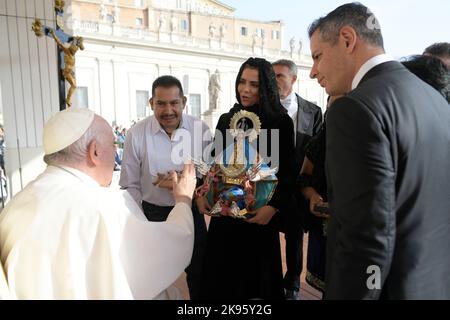 Vatican, Vatican. 26th octobre 2022. Italie, Rome, Vatican, 22/10/26 le pape François lors de son audience générale hebdomadaire sur la place Saint-Pierre au Vatican Photographie par Vatican Media/Catholic Press photo. LIMITÉ À L'USAGE ÉDITORIAL - PAS DE MARKETING - PAS DE CAMPAGNES PUBLICITAIRES crédit: Agence de photo indépendante/Alamy Live News Banque D'Images