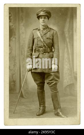 Carte postale originale de portrait de studio datant de WW1, de femme attirante en uniforme kaki - probablement une femme pilote du corps de soins infirmiers de première urgence des femmes (FANY), qui a fourni un soutien médical, (certains ont été montés), Bungay, Suffolk, Angleterre, Royaume-Uni vers 1915 Banque D'Images