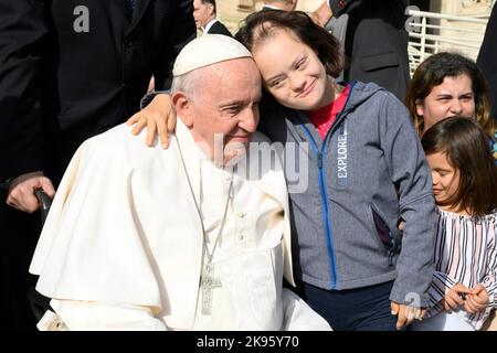 Vatican, Vatican. 26th octobre 2022. Italie, Rome, Vatican, 22/10/26 le pape François lors de son audience générale hebdomadaire sur la place Saint-Pierre au Vatican Photographie par Vatican Media/Catholic Press photo. LIMITÉ À L'USAGE ÉDITORIAL - PAS DE MARKETING - PAS DE CAMPAGNES PUBLICITAIRES crédit: Agence de photo indépendante/Alamy Live News Banque D'Images