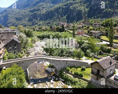 Vue sur les drones au village de Giornico sur les alpes suisses Banque D'Images