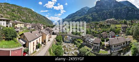 Vue sur les drones au village de Giornico sur les alpes suisses Banque D'Images