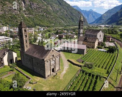 Vue sur les drones au village de Giornico sur les alpes suisses Banque D'Images