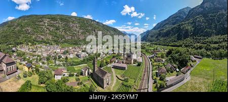 Vue sur les drones au village de Giornico sur les alpes suisses Banque D'Images