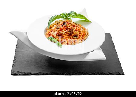 Spaghetti thon pâtes basilic assiette triangle forme ardoise table assez appétissant Banque D'Images