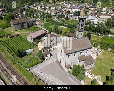 Vue sur les drones au village de Giornico sur les alpes suisses Banque D'Images