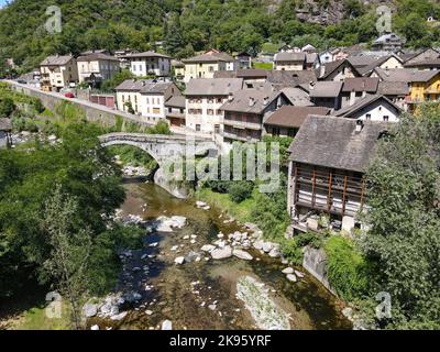 Vue sur les drones au village de Giornico sur les alpes suisses Banque D'Images