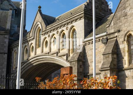 République d'Irlande Eire Dublin Christ Church Cathedral c. 1030 Retour arrière passerelle couverte en pierre pont au-dessus de la rue entre Synod et l'église Banque D'Images